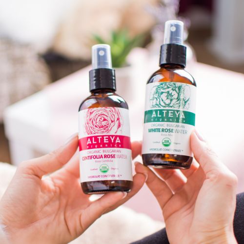 Ružičasta voda od bijele ruže Alteya Organics u čaši 120 ml