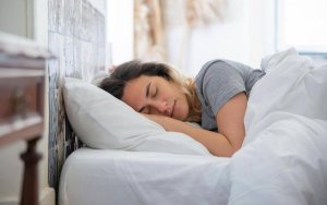 Najlepšie a najhoršie polohy na spanie. Spíte na boku, chrbte alebo bruchu?