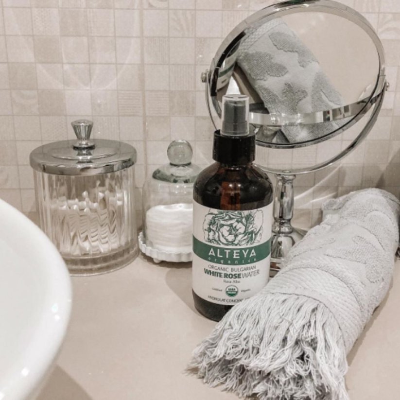 Ružičasta voda od bijele ruže Alteya Organics u čaši 120 ml