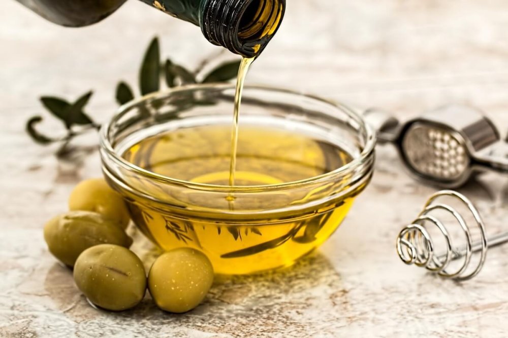 Olivový olej v miske